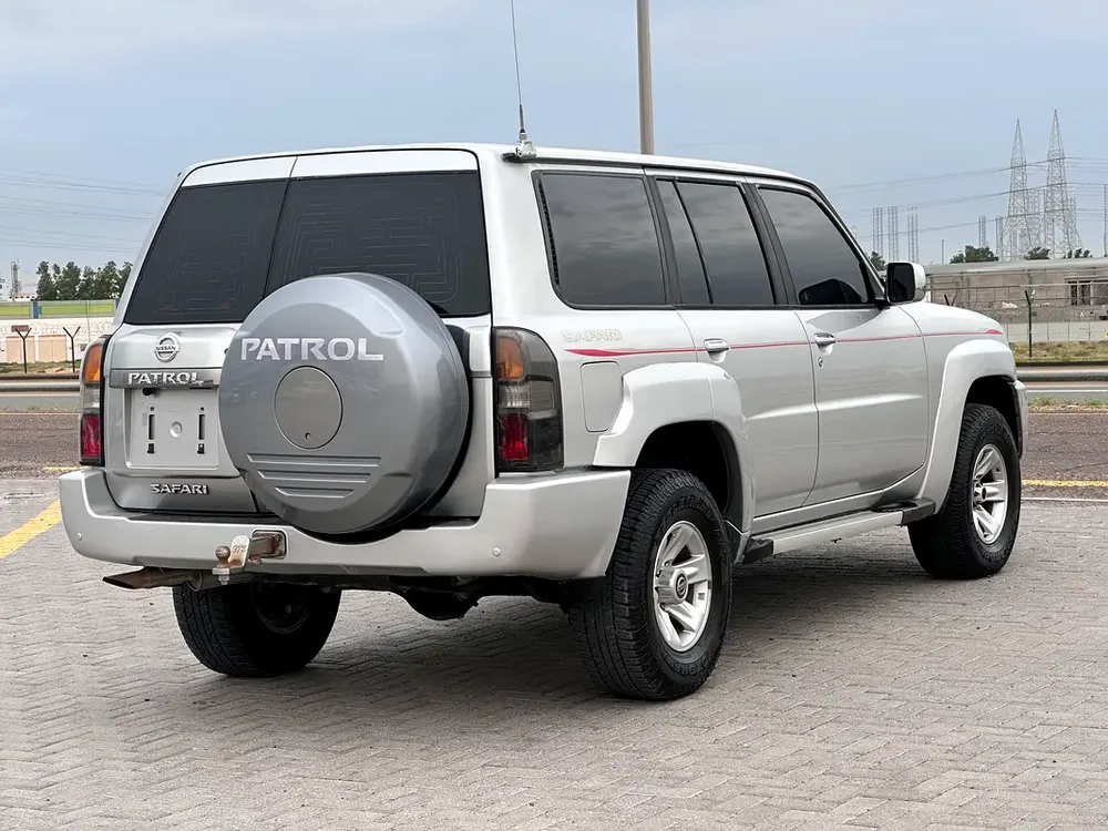 Nissan VTC Safari 2014 GCC sunroof difflock super clean car - Image 10