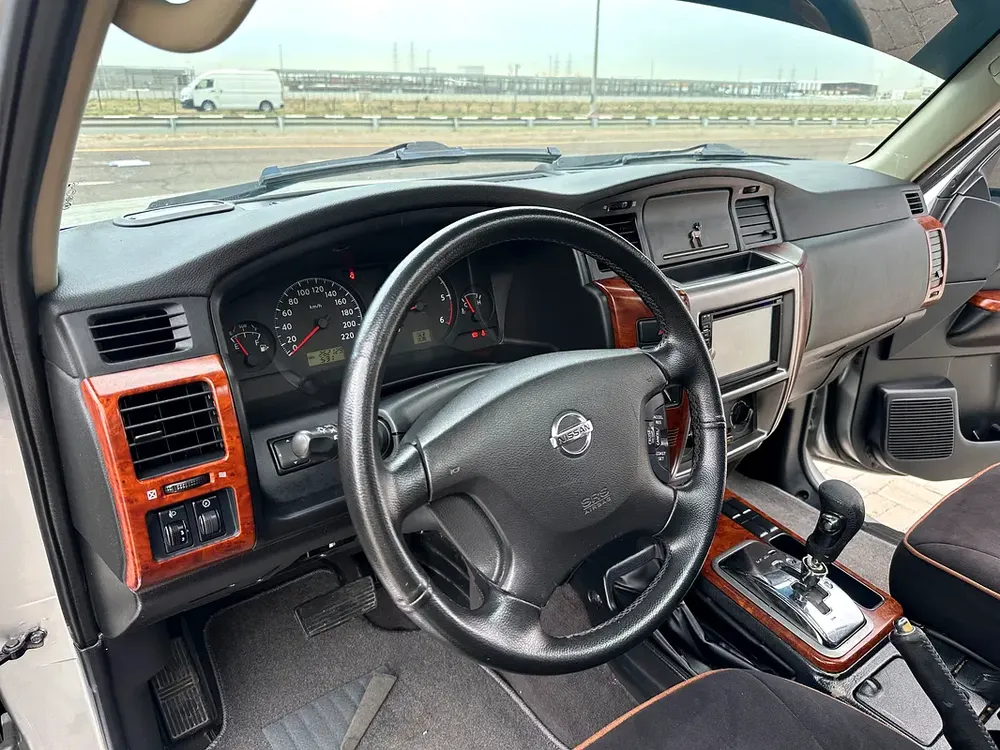 Nissan VTC Safari 2014 GCC sunroof difflock super clean car - Image 16