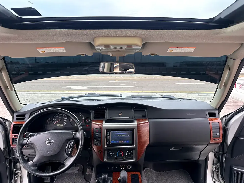 Nissan VTC Safari 2014 GCC sunroof difflock super clean car - Image 17