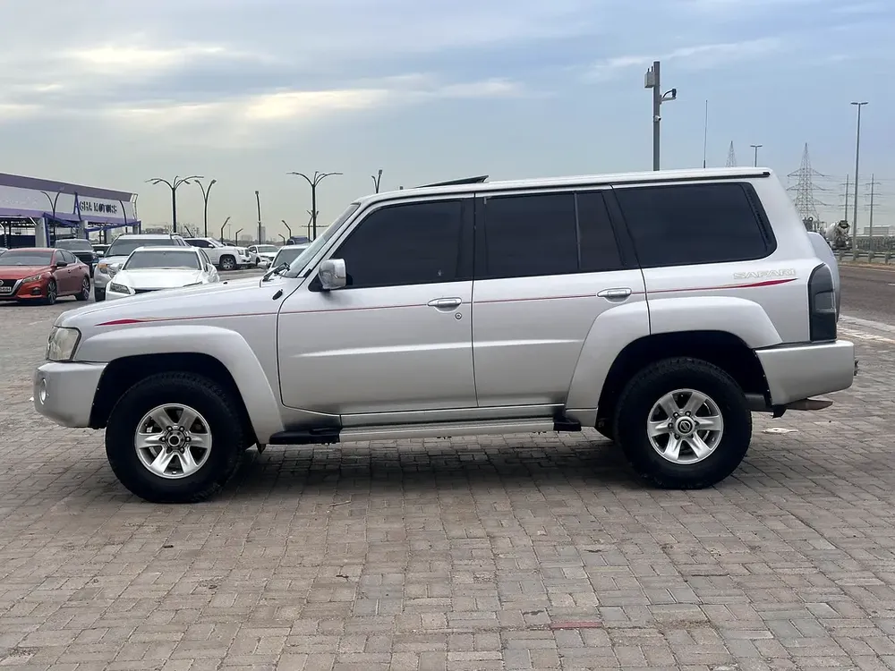 Nissan VTC Safari 2014 GCC sunroof difflock super clean car - Image 9