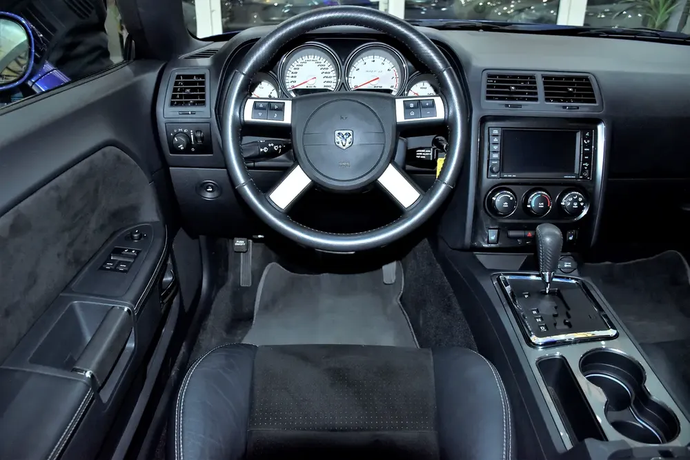 ONE and ONLY in the WHOLE REGION! Dodge Challenger SRT8 6.1 HEMI ( 2010 Model ) GCC Specs - Image 17