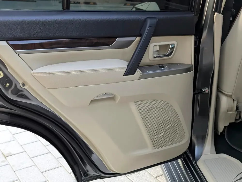 MITSUBISHI PAJERO 2017 GLS MID OPTION GCC IN EXCELLENT CONDITION - Image 8