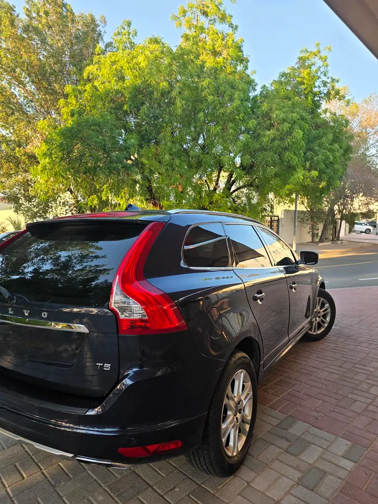 VOLVO XC60 2014 | GCC Specs | Full Option | Low KM | Family Driven - Image 4