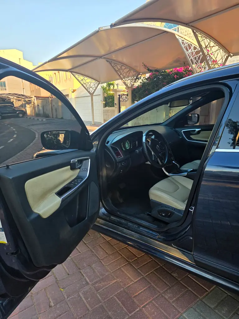 VOLVO XC60 2014 | GCC Specs | Full Option | Low KM | Family Driven - Image 9