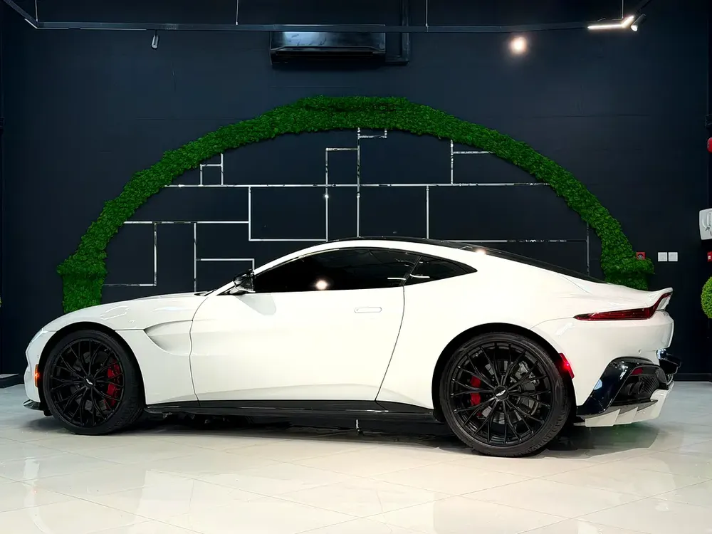 2022 Aston Martin Vantage V8 - European Specs - Pristine Condition - Image 9