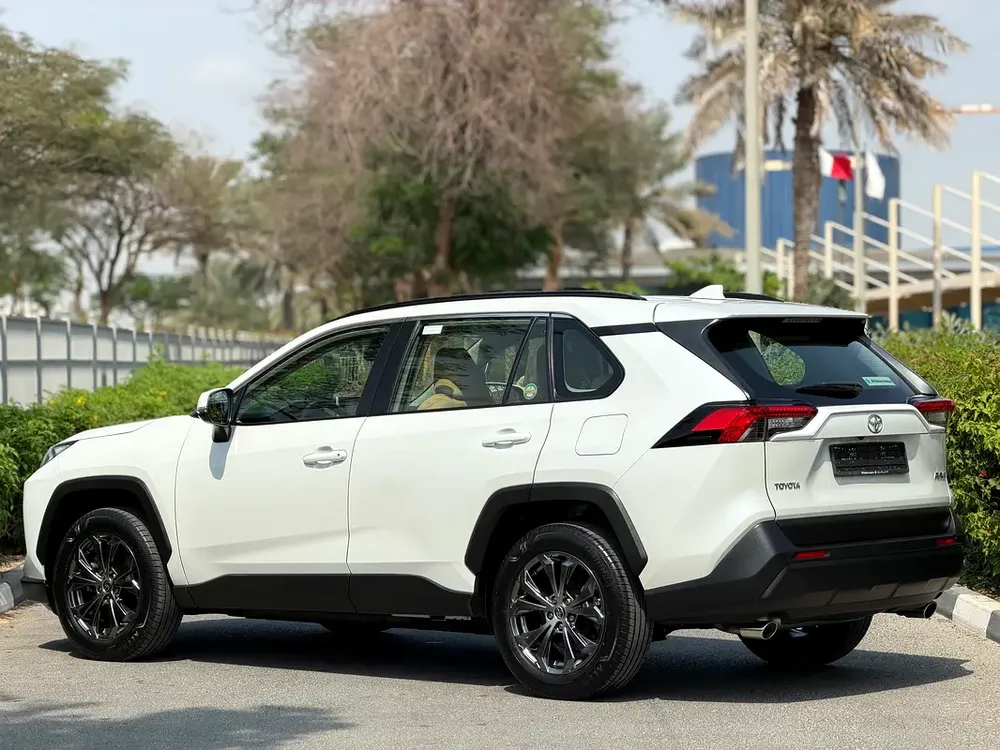 TOYOTA RAV4 GXR 2024 GCC FULL OPTION UNDER WARRANTY ! - Image 4