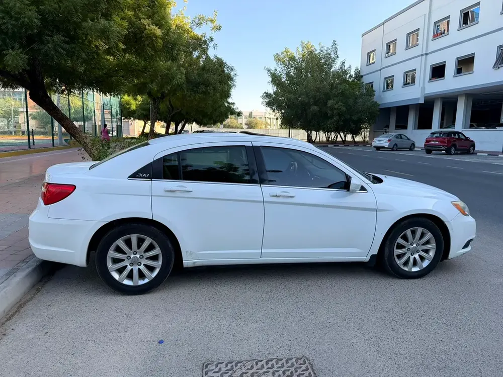 Chrysler 2012 200c . GCC. Good condition - Image 9