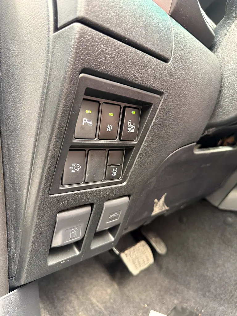 TOYOTA Hilux 4*4 Diesel 2.8 - Image 11
