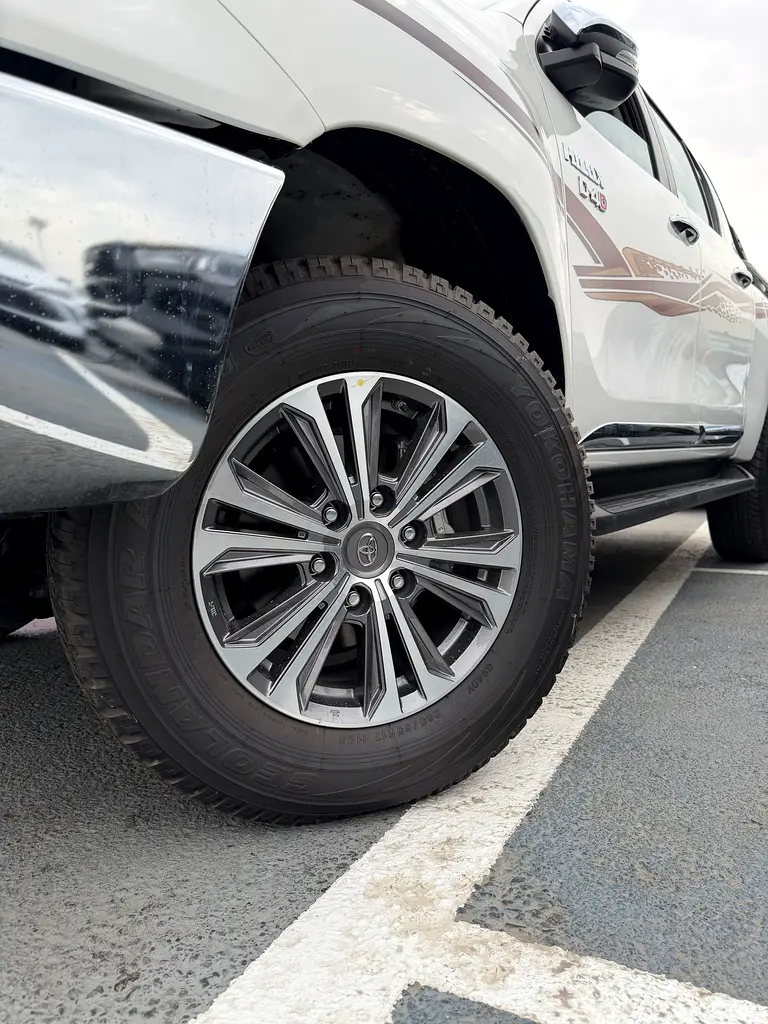 TOYOTA Hilux 4*4 Diesel 2.8 - Image 4