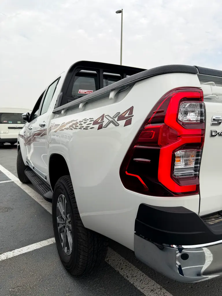TOYOTA Hilux 4*4 Diesel 2.8 - Image 5