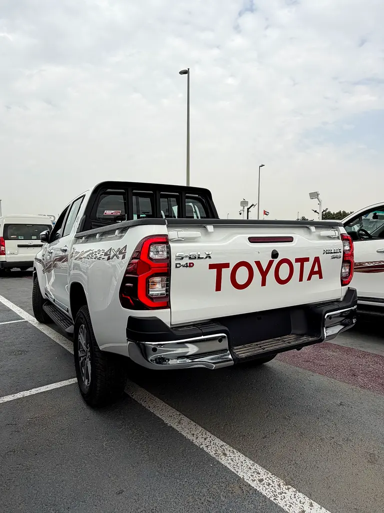 TOYOTA Hilux 4*4 Diesel 2.8 - Image 8