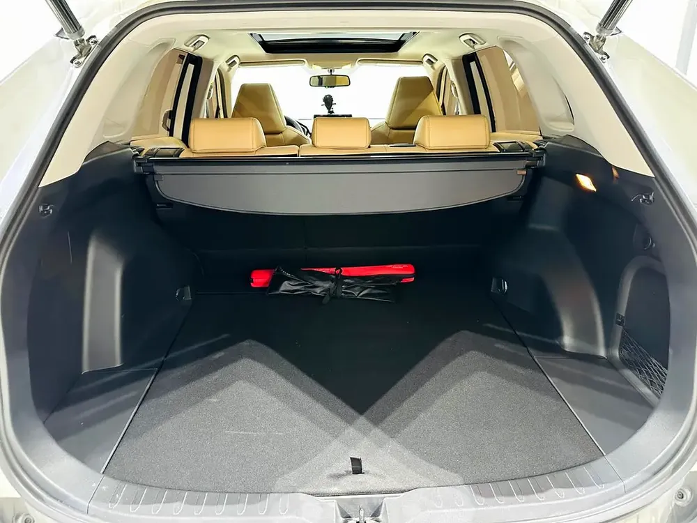 Toyota RAV4/2023/VXR Hybrid/Under Warranty/Al Futtaim - Image 9