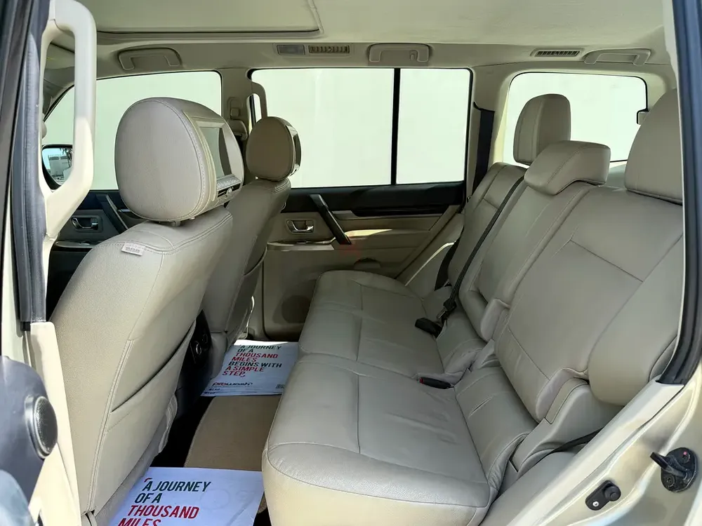 2016 Mitsubishi pajero GLS Top spec 3.8 Expat owner with full Service records exceptional condition - Image 11
