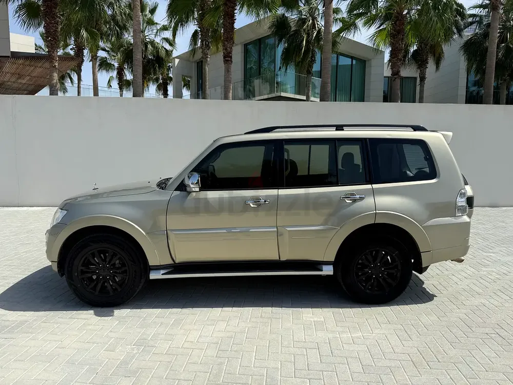 2016 Mitsubishi pajero GLS Top spec 3.8 Expat owner with full Service records exceptional condition - Image 4