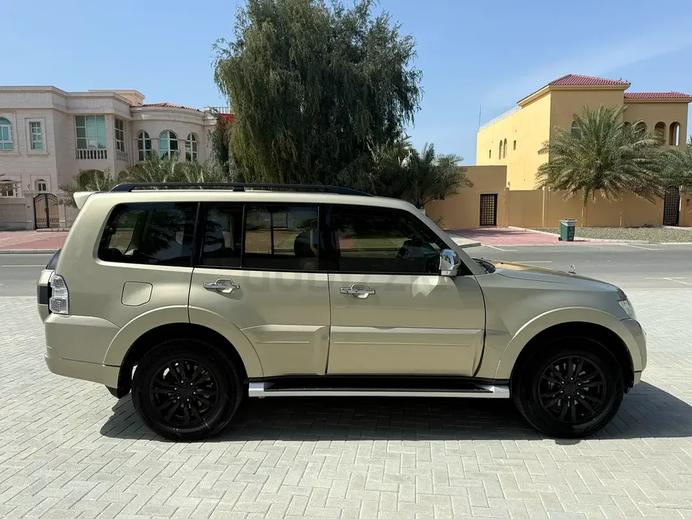 2016 Mitsubishi pajero GLS Top spec 3.8 Expat owner with full Service records exceptional condition - Image 7