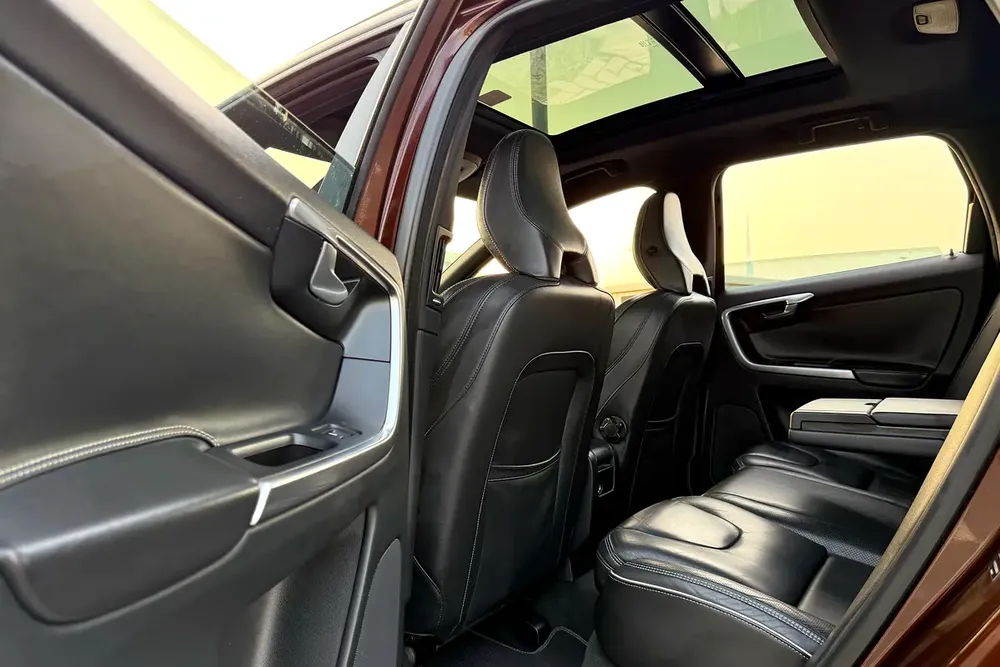 Volvo Service History / Accident Free / 2 Keys | Volvo XC60 T5 R-Design 2014 GCC Specification - Image 10