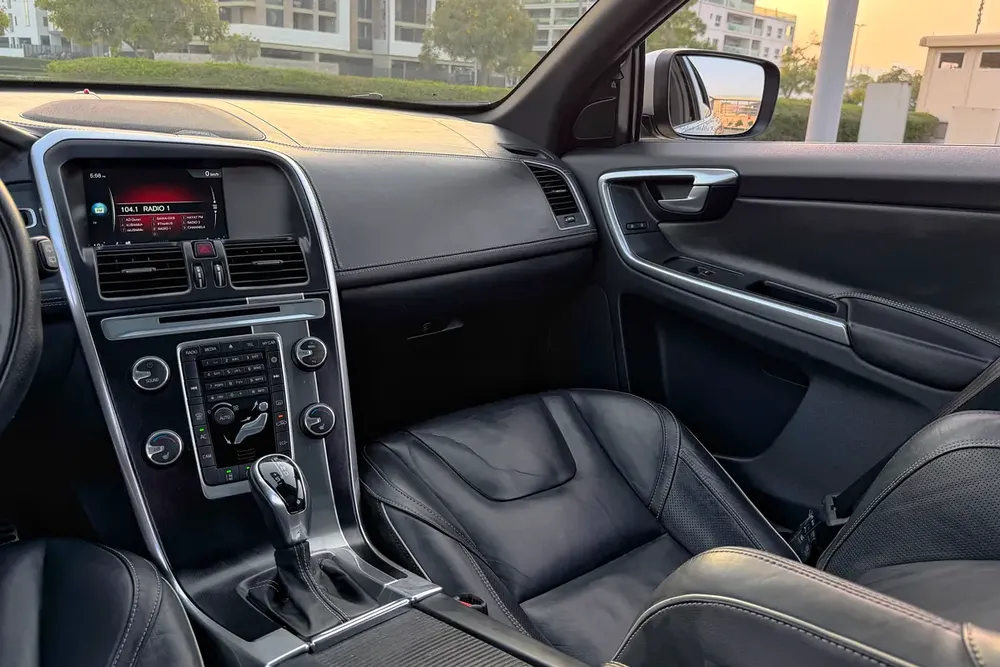 Volvo Service History / Accident Free / 2 Keys | Volvo XC60 T5 R-Design 2014 GCC Specification - Image 12