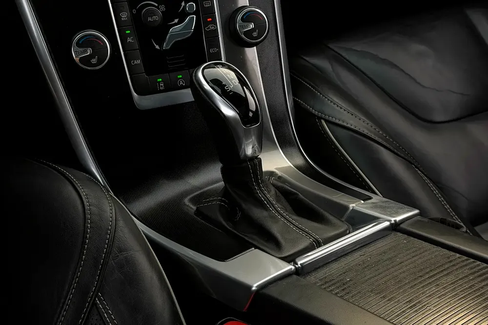 Volvo Service History / Accident Free / 2 Keys | Volvo XC60 T5 R-Design 2014 GCC Specification - Image 13