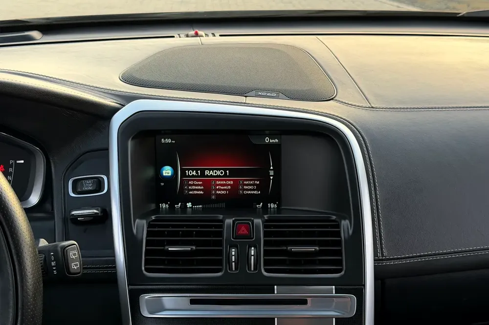 Volvo Service History / Accident Free / 2 Keys | Volvo XC60 T5 R-Design 2014 GCC Specification - Image 14