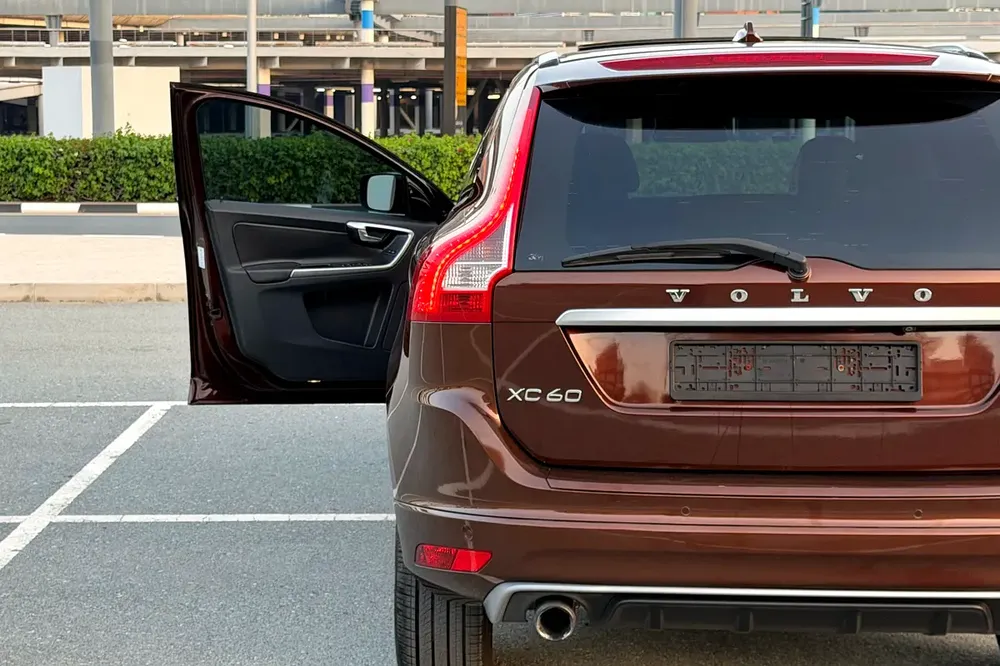 Volvo Service History / Accident Free / 2 Keys | Volvo XC60 T5 R-Design 2014 GCC Specification - Image 5