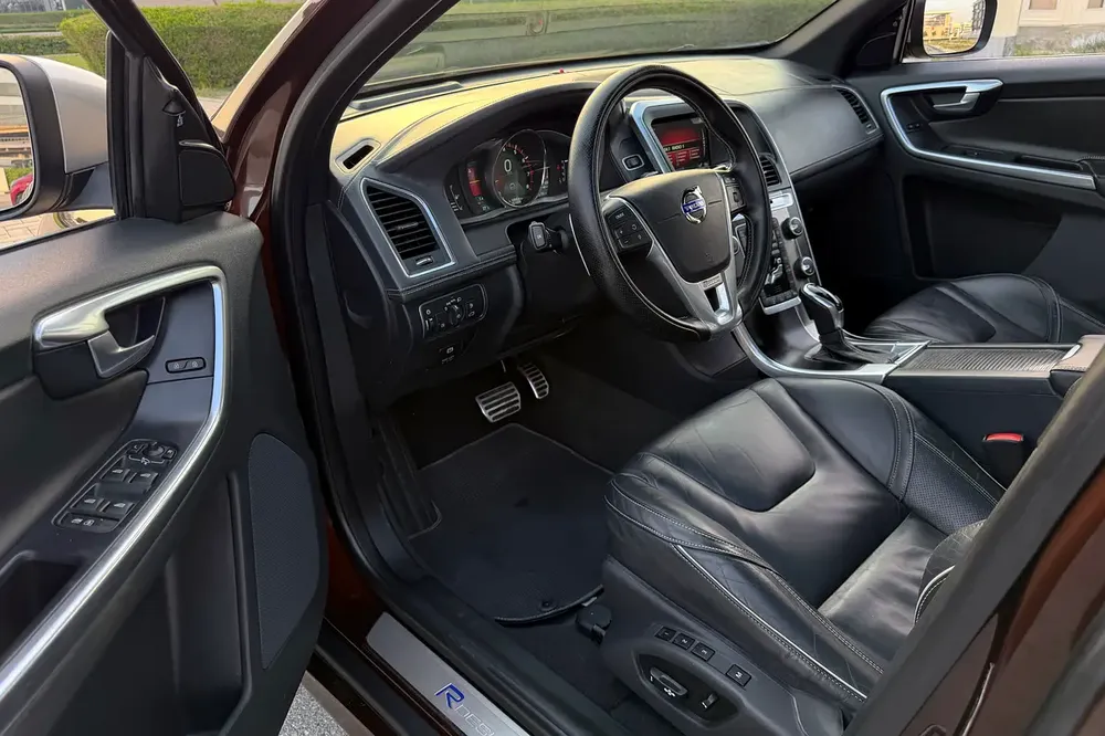 Volvo Service History / Accident Free / 2 Keys | Volvo XC60 T5 R-Design 2014 GCC Specification - Image 9