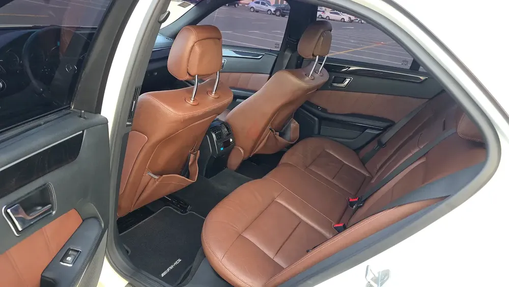 Mercedes E 500 AMG Full Option Model 2010 GCC Specs Well Maintained - Image 10