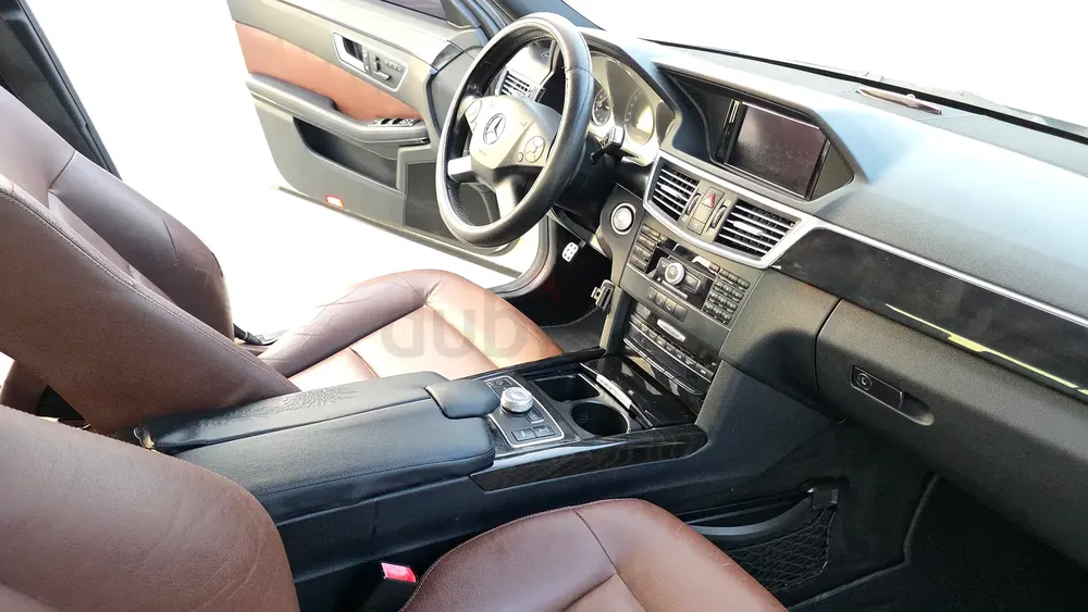 Mercedes E 500 AMG Full Option Model 2010 GCC Specs Well Maintained - Image 15