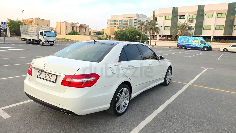 Mercedes E 500 AMG Full Option Model 2010 GCC Specs Well Maintained - Image 4