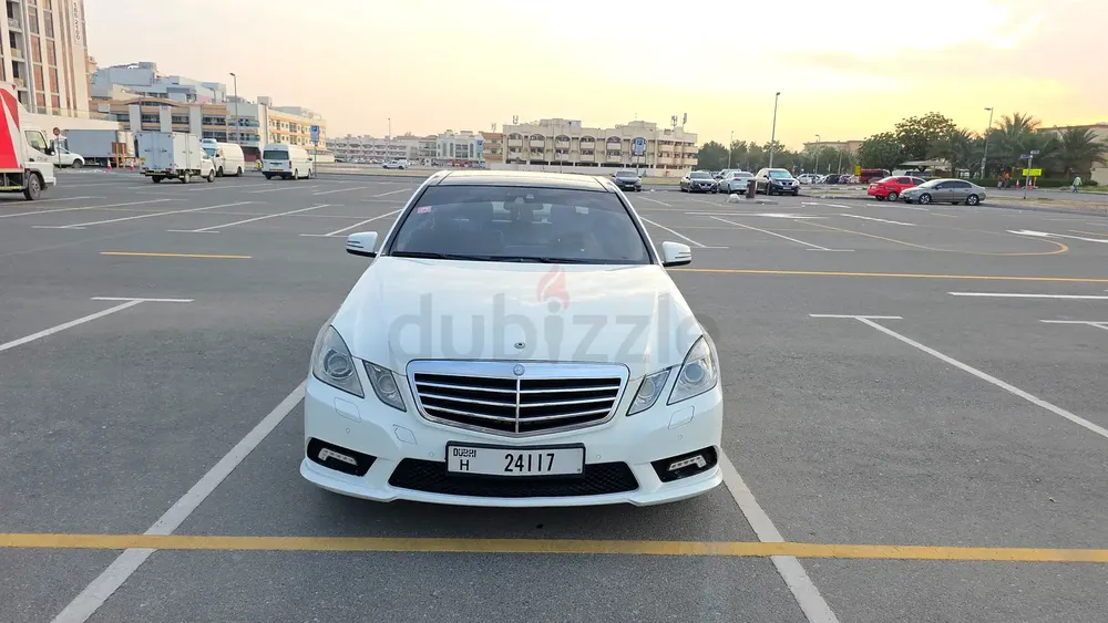 Mercedes E 500 AMG Full Option Model 2010 GCC Specs Well Maintained - Image 5