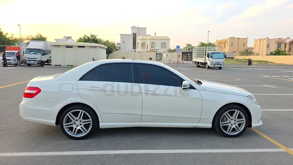 Mercedes E 500 AMG Full Option Model 2010 GCC Specs Well Maintained - Image 7