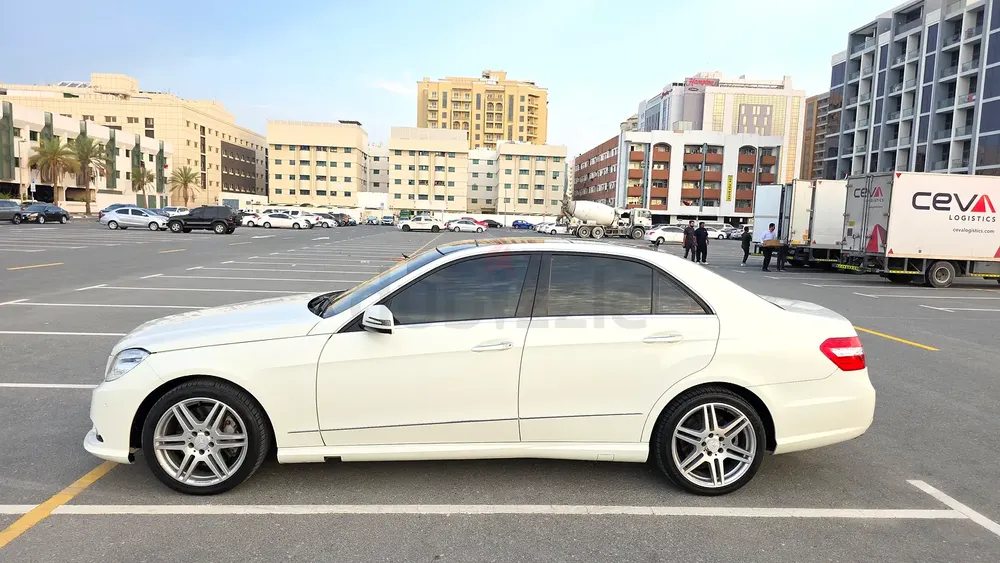 Mercedes E 500 AMG Full Option Model 2010 GCC Specs Well Maintained - Image 8