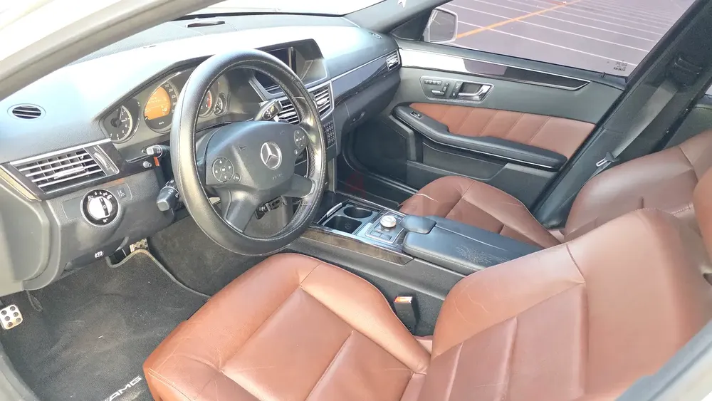 Mercedes E 500 AMG Full Option Model 2010 GCC Specs Well Maintained - Image 9