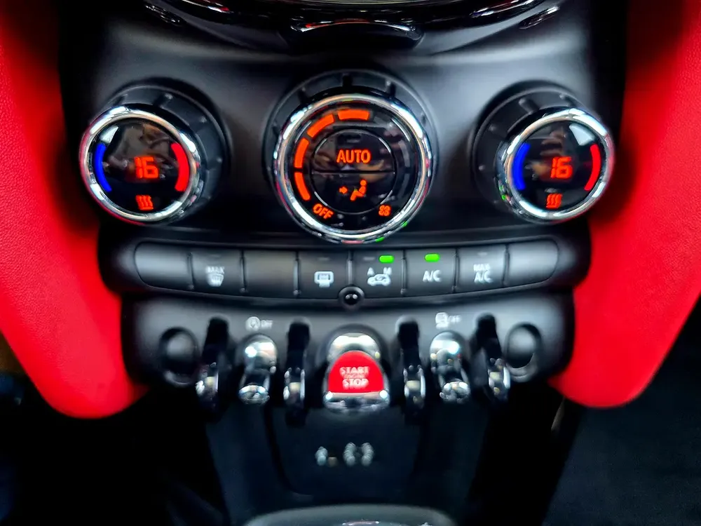 2015 MINI Cooper | GCC Specs | Excellent Condition | Well Maintained - Image 16