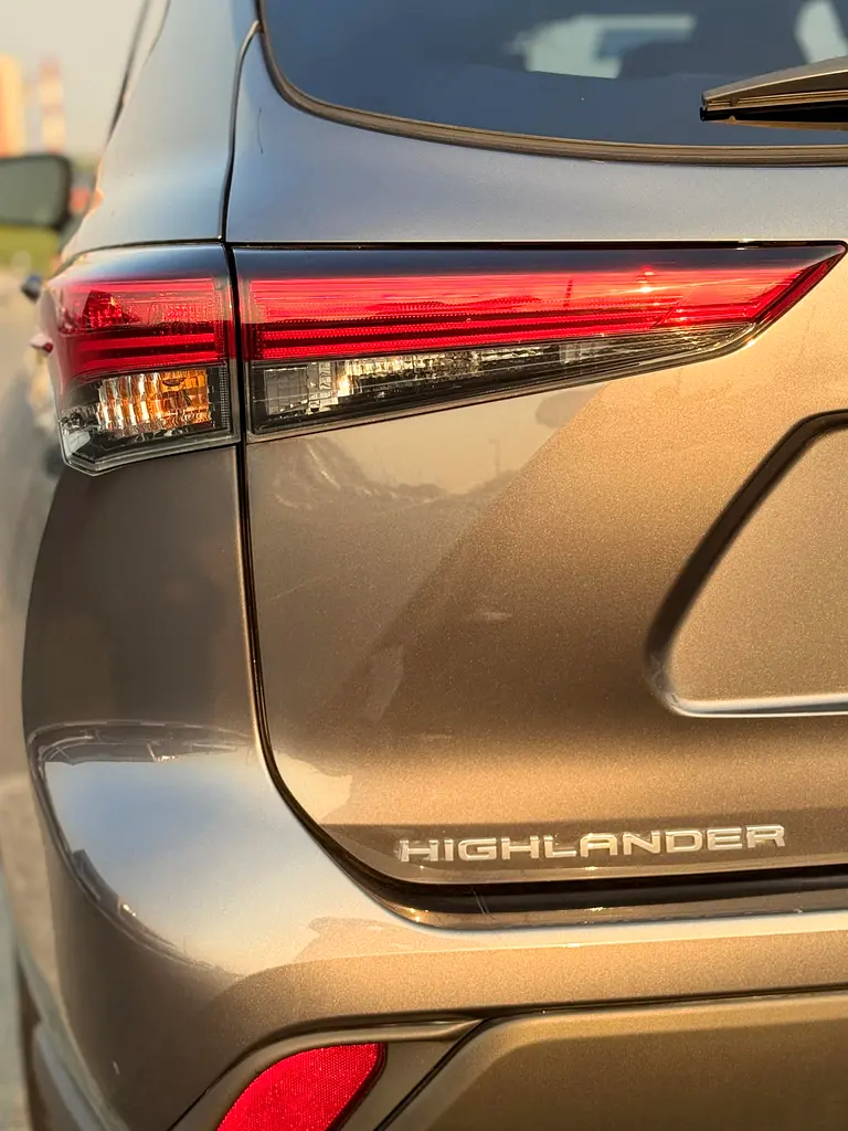 2022 Toyota Highlander XLE hybrid - Image 12