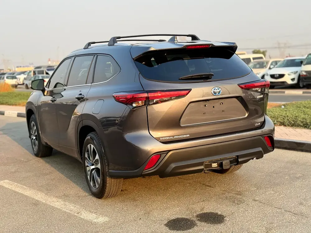 2022 Toyota Highlander XLE hybrid - Image 4
