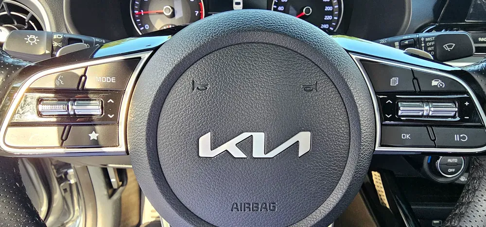 KIA CERATO GT LINE FULL 0PTION MODEL 2024 G.C.C KM 29000 ONLY F.S.H ACCIDENT FREE - Image 8
