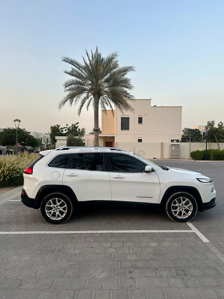 Jeep Cherokee Longitude 2016 GCC Specs - Image 4