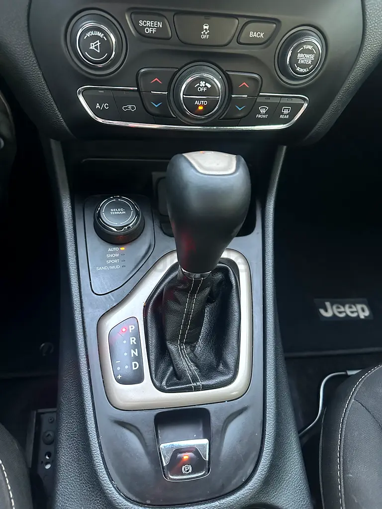 Jeep Cherokee Longitude 2016 GCC Specs - Image 9