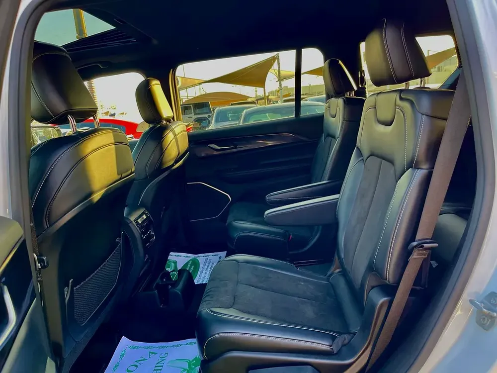 // 7 seats// RADAR// warranty// 4X4// finance0%DP - Image 10