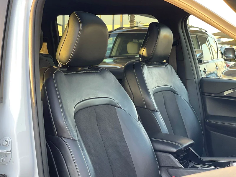 // 7 seats// RADAR// warranty// 4X4// finance0%DP - Image 13