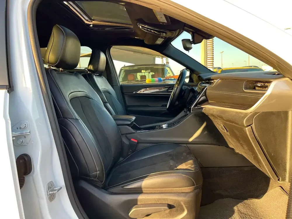 // 7 seats// RADAR// warranty// 4X4// finance0%DP - Image 17