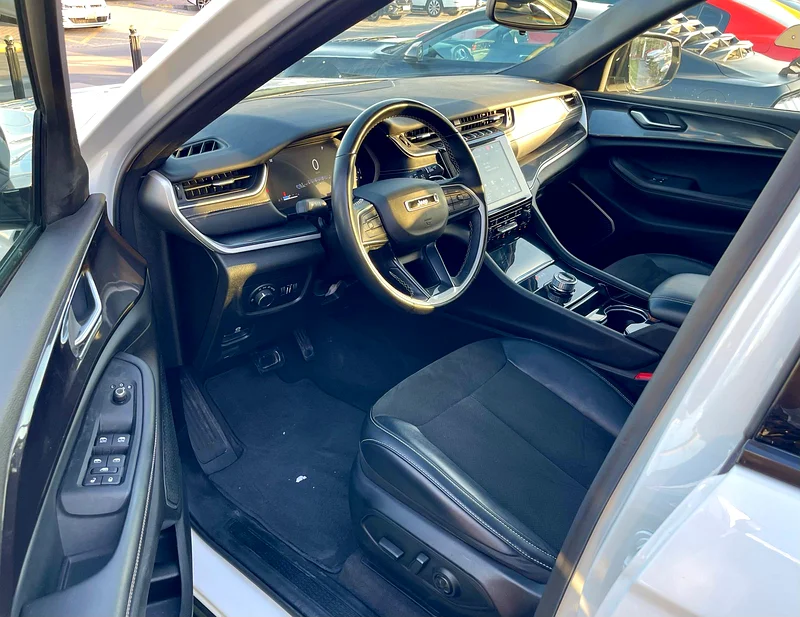 // 7 seats// RADAR// warranty// 4X4// finance0%DP - Image 5