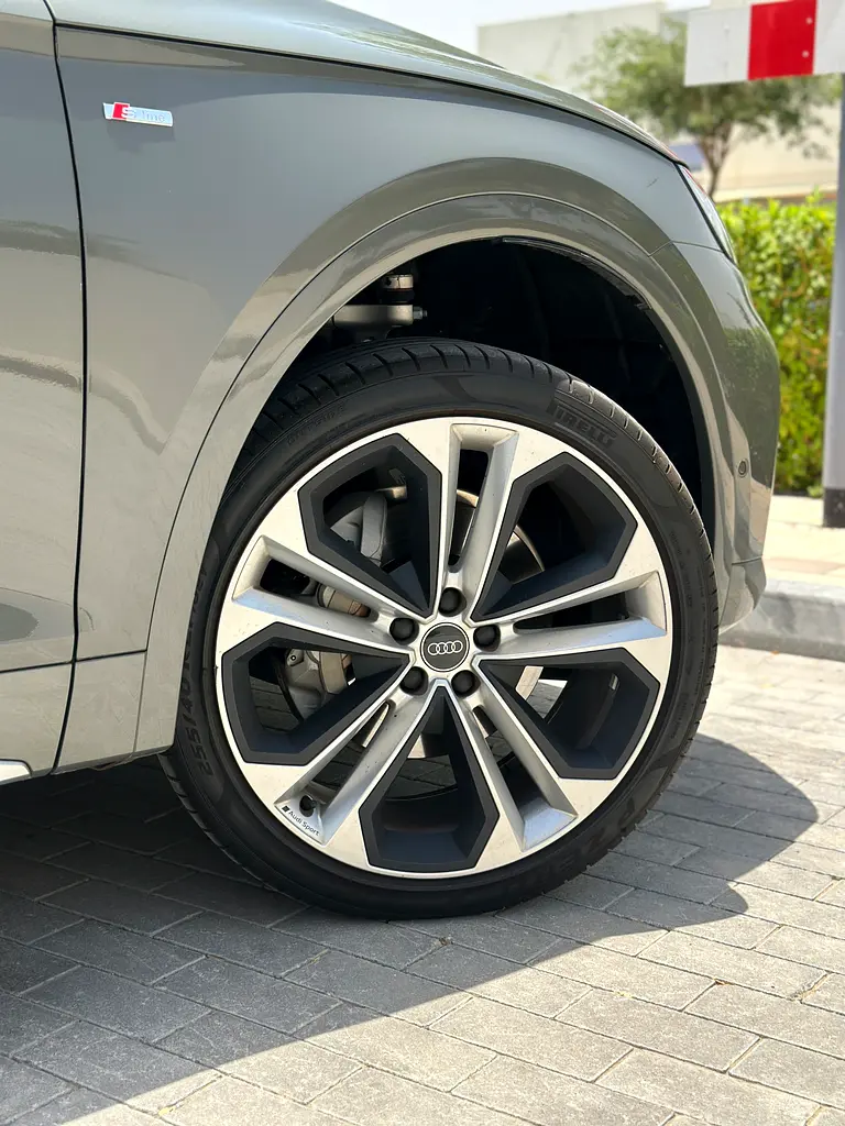 Stunning Audi Q5 Quattro Under warranty service package - Image 12
