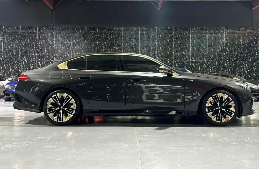 BMW 520i  | GCC | Gold Line styling package | AGMC Warranty 09/2027 | AGMC Service Package 09/2027 - Image 6