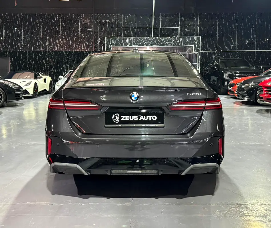 BMW 520i  | GCC | Gold Line styling package | AGMC Warranty 09/2027 | AGMC Service Package 09/2027 - Image 8