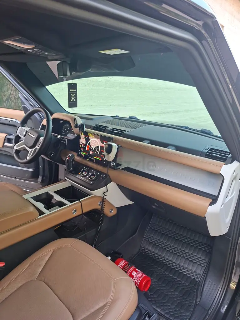 Land Rover Defender 90 X-Dynamic HSE P400 2025 GCC Specs - Image 10