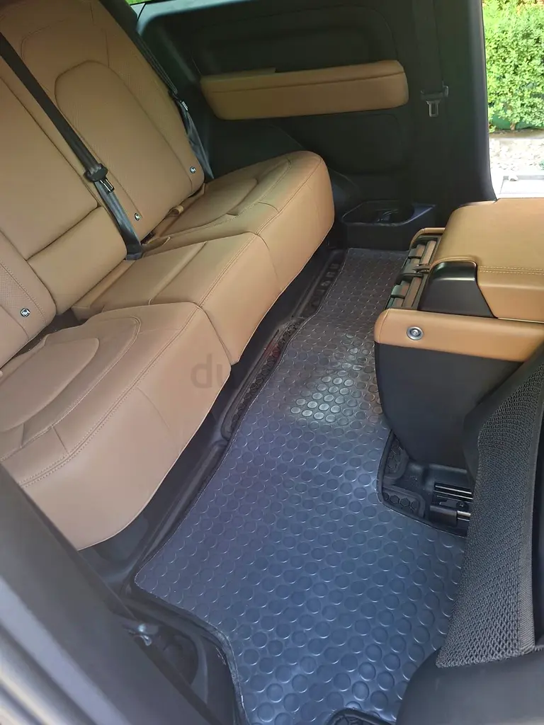 Land Rover Defender 90 X-Dynamic HSE P400 2025 GCC Specs - Image 11