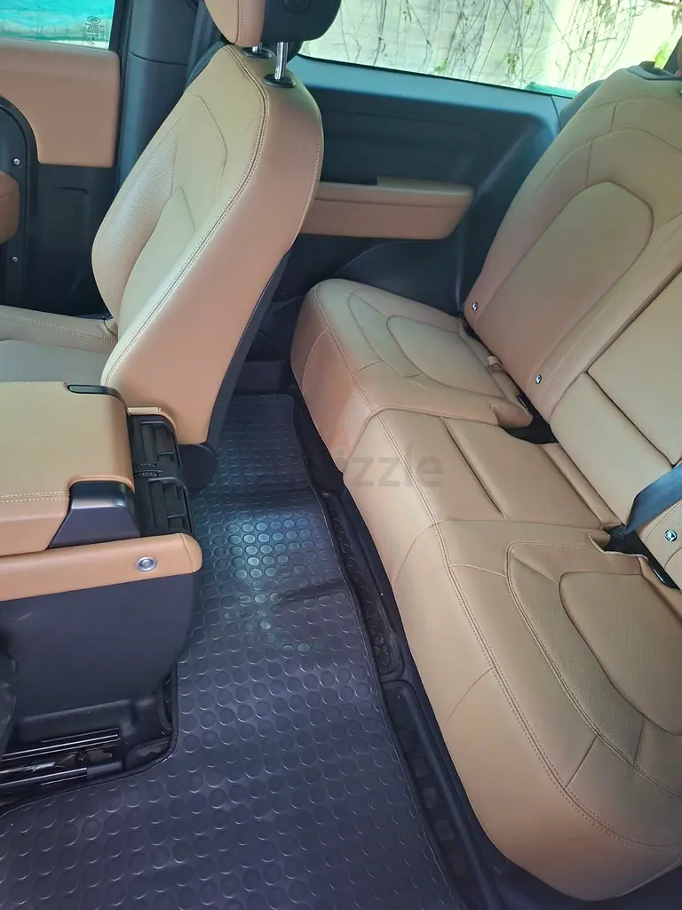 Land Rover Defender 90 X-Dynamic HSE P400 2025 GCC Specs - Image 13