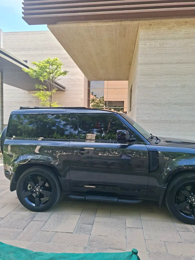 Land Rover Defender 90 X-Dynamic HSE P400 2025 GCC Specs - Image 14