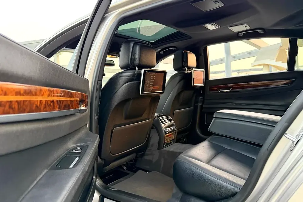AGMC Service History / Low Mileage | BMW 740Li Luxury 2015 GCC Specifications ( Single Owner ) - Image 10
